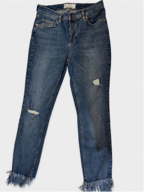Free People women’s distressed skinny jeans in a medium blue wash, tagged size W